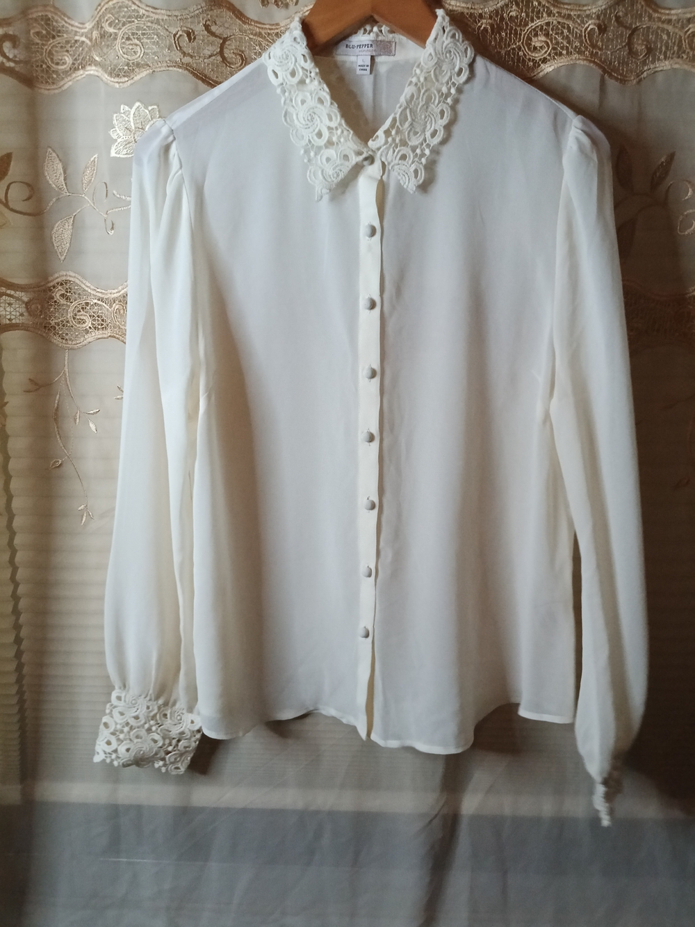 Blu Pepper Ivory Lace Collar Button-Down Blouse